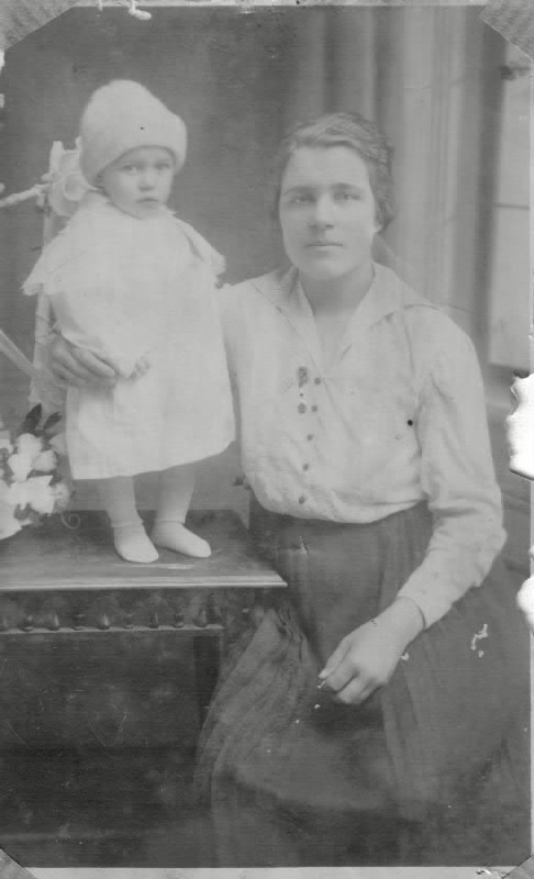 Zuzana Šefčíková *1901 a syn Jan *1923