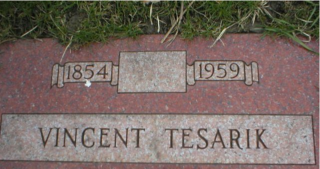Náhrobní kámen Vincent Tesařík (1859-1959), otce Albíny Tesaříkové