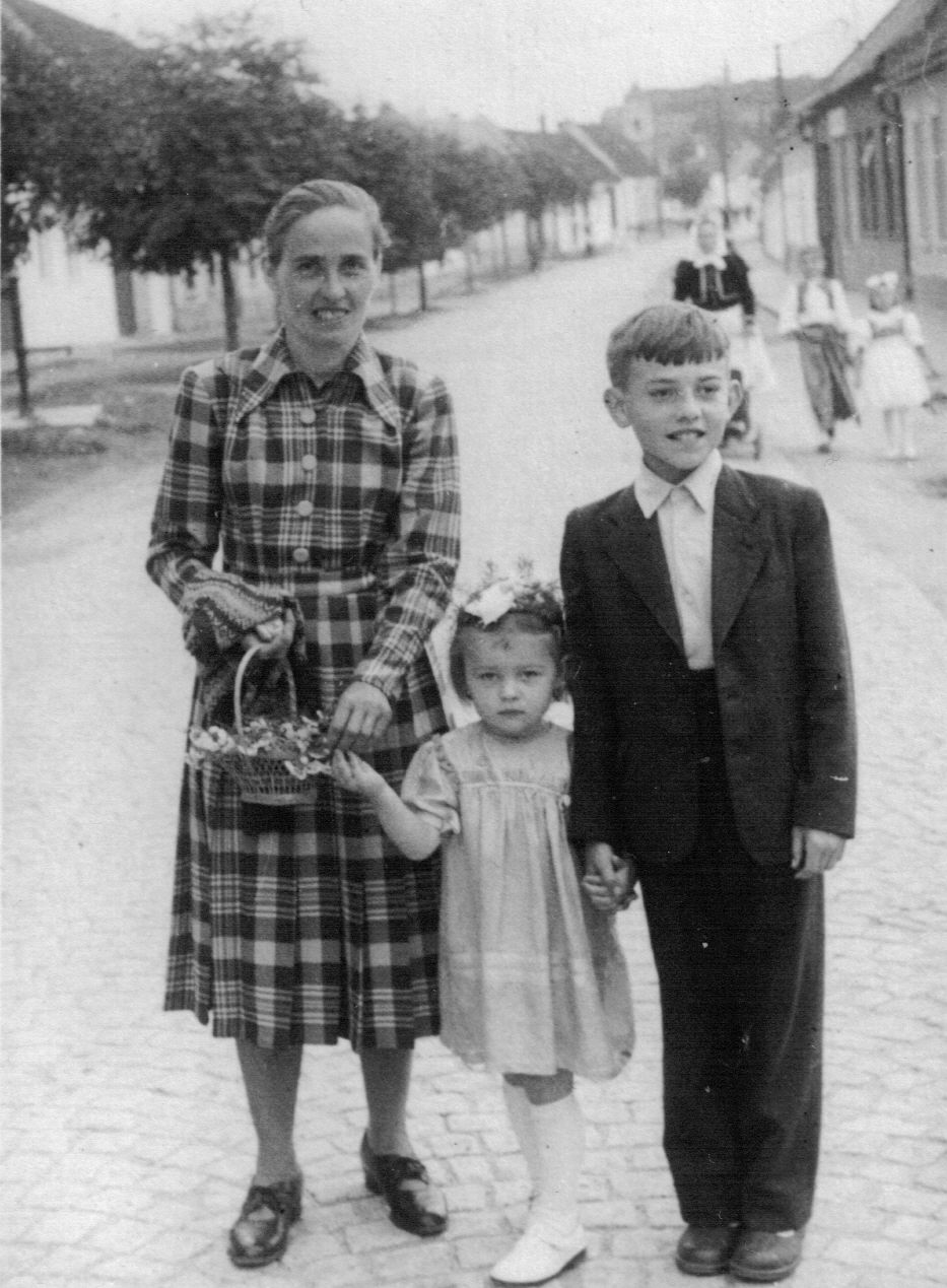Marie Matyášová se synem Jiřím (*1946) a dcerou Ludmilou (*1954)